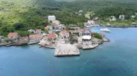 Wonderful studio with jacuzzi and private beach
