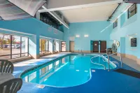MainStay Suites Springfield IL - مسبح