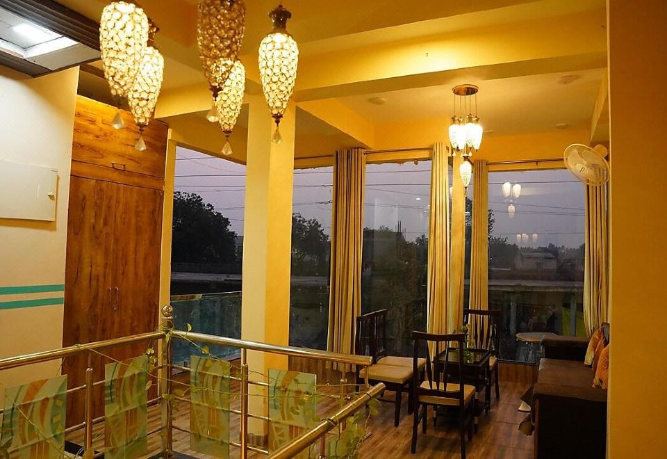 [Hotel Mahishmati Palace의 로비 또는 공용 공간]