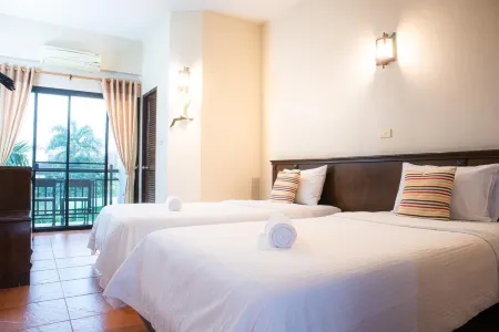 Phaya Inn Отели рядом с достопримечательностью «Sun Watthanatham Changwat Lamphun Rongrian Suan Bun Yo Patham»