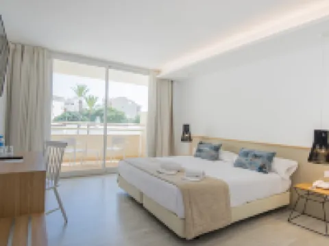 Globales Cala Bona โรงแรมในLlevant