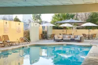 DoubleTree by Hilton Fresno Convention Center - piscina