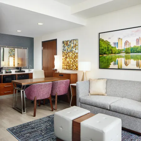 Embassy Suites by Hilton Atlanta Airport North Отели в г. Хейпвиль