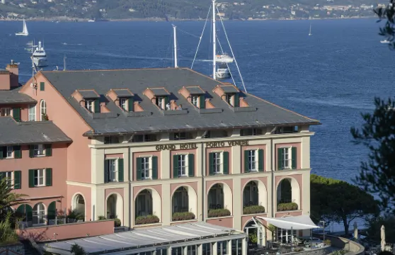 韋內雷港大酒店