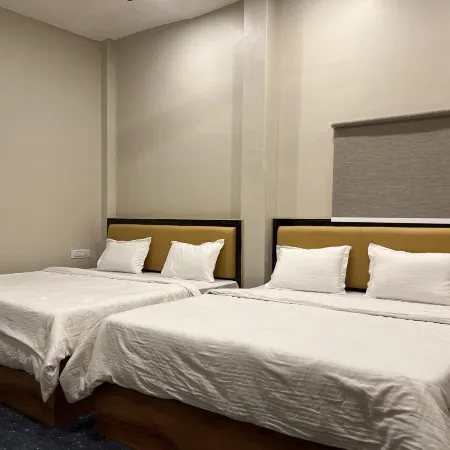 Vibe N Joy | Stay @Dashashwamedh Ghat Отели рядом с достопримечательностью «Маникарника»