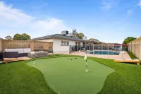 Glendale Retreat: Heated Pool, Golf, Gameroom, Bar