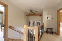 Private cabin in the woods! Game Room, Hot Tub, Ping Pong, Large Patio Swing!
