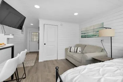 Romantic Island Getaway for 2 on Navarre Beach. Hotel in zona Navarre Beach Sea Turtle Conservation Center