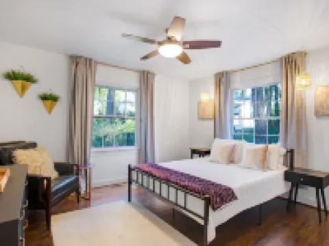 Beautiful home in the heart of Raleigh, perfect blend of convenience & comfort. Hotels in Wake County
