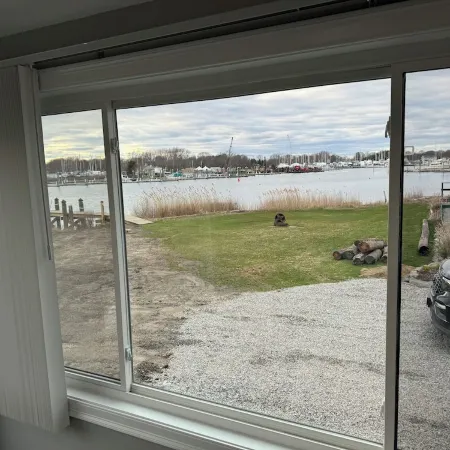 Waterfront cottage on Warwick Cove. Hotels in Warwick