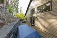 Private beautiful lake home 2 car garage w/dock & kayak access-3 miles to town!