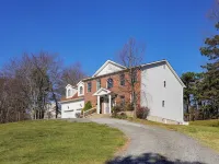 Spacious 6-bedroom Pocono Home with Hot Tub, Game and Theater rooms, Fire Pit! Hotels in Tunkhannock Township