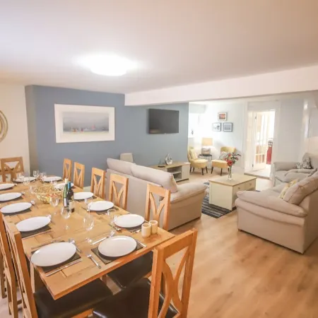 A 6 bedroom property, 2  minute walk to the sea front, beach and restaurants.