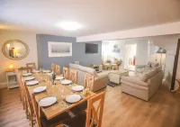 A 6 bedroom property, 2  minute walk to the sea front, beach and restaurants.