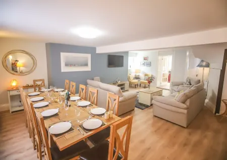 A 6 bedroom property, 2 minute walk to the sea front, beach and restaurants.