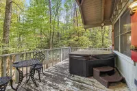 1 bedroom cozy cabin 5 miles to Helen!   Fireplace, Hot tub, kitchen, Fire Pit!