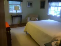 Peaceful, comfortable Cape Cod house close to the shore