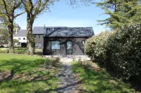 Tiny House en Bois Style "cottage" Vue mer ! Hotels in Sene