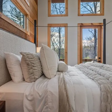 Enchanted Ridge Retreat: Family friendly, peaceful property, hot tub, sleeps 10