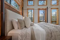 Enchanted Ridge Retreat: Family friendly, peaceful property, hot tub, sleeps 10