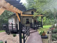 Luxury Cabin, fire pit, hanging chairs, WiFi, forest view, river access Hotel a Laclede County
