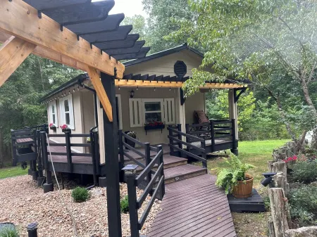Luxury Cabin, fire pit, hanging chairs, WiFi, forest view, river access
