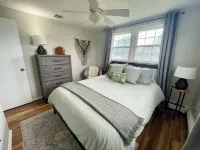 3 bedroom Cottage w/ Tiki Bar, great location in Ship Bottom