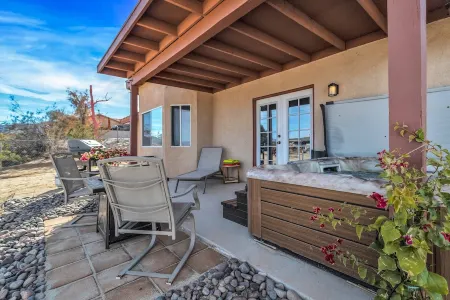 Great Views Hot Tub Firepit Отели в г. Туэнтинайн-Палмс