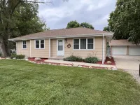 The Johnston House - Located in the heart of Johnston - Close to Saylorville Hotels near Candeo