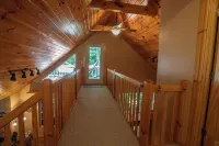 Redbud Retreat ~ Rustic family friendly cabin with New Hot Tub in Townsend!