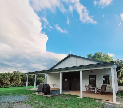 Cowboy hide-a-way cottage with hot tub on historic farm close to everything
