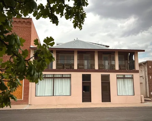 Marfa House Fronteriza--Central and Accessible Hotels in Marfa
