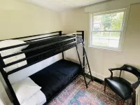 {Das Vogel Haus}Cheerful cottage getaway in Helen