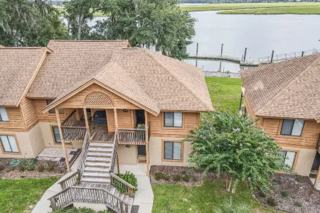 Beaufort's Blue Heron Hideaway on Battery Creek Отели рядом с достопримечательностью «Парк Лайв Окс»