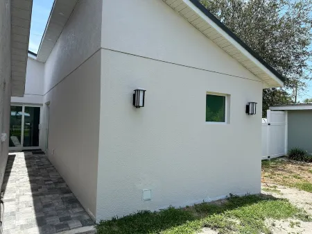 Private guest house with king bed & loft. Deck with hot tub and putting green