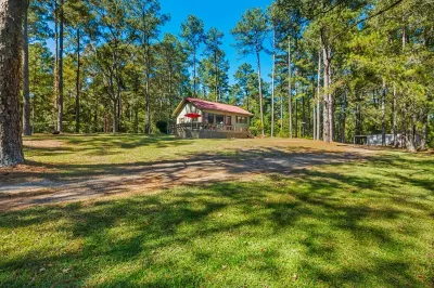 Woodland Cottage on Hidden Pond Hotels near Hattiesburg–Laurel Regional Airport