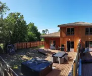 Pretty new house on the edge of a forest with its own private SPA, 7 minutes from the beach! Hotels near Camping Embruns