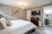 University Area Bungalow - The Moxie Harris House