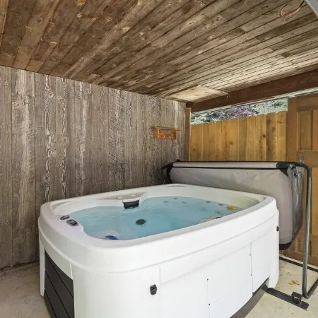 The Woodland Haven - Secluded 3 bed, 2 bath, and Hot Tub!