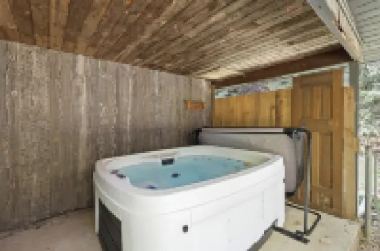 The Woodland Haven - Secluded 3 bed, 2 bath, and Hot Tub!