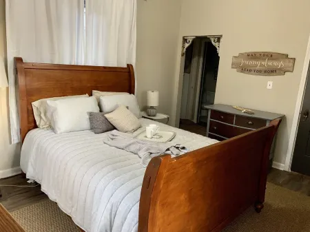 Newly Renovated and Ideally Located Near Campus and Downtown. High speed Wifi