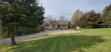 Rustic with a modern twist 3 bdr/3.5 bath chalet