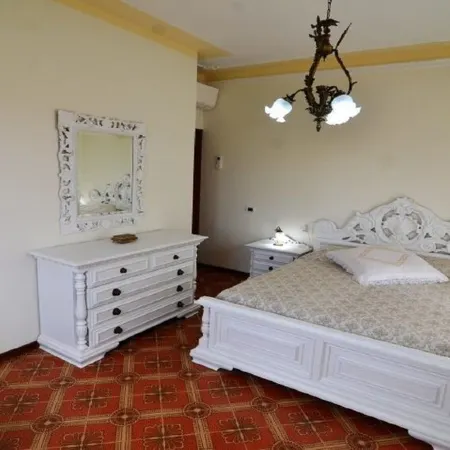 The house of Ambra, 100m. from beach, balconies-parking-wi-fi- A. C.- ascens