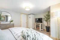 NEW-The Beach Haus- Luxe Cottage, professionally designed w/ WiFi, linens incl.