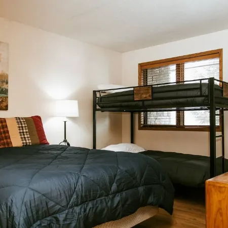 Just Listed! Mountain views, 5 min walk to lifts, 2-bedroom condo in Keystone