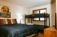 Just Listed! Mountain views, 5 min walk to lifts, 2-bedroom condo in Keystone