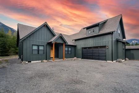 The Retreat-Brand New 5 Bedroom Custom Home-Mt. Rainier - Hot Tub Отели рядом с достопримечательностью «La Wis Wis Campground»