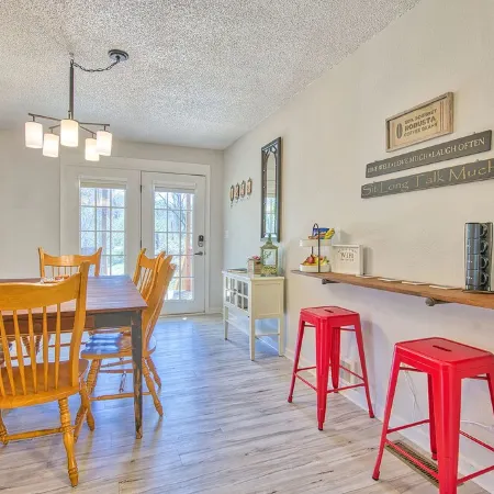 Peaceful downtown Sylva home, 3BR, porch, creek, Wifi Отели в г. Сильва
