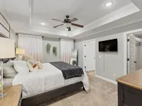 Stunning Cottage home with King bed! Pet-friendly! Hotels in Enterprise