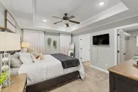 Stunning Cottage home with King bed! Pet-friendly!